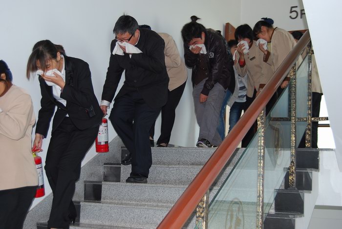 119消防宣传月活动三九龙湖宾馆举行消防疏散演习