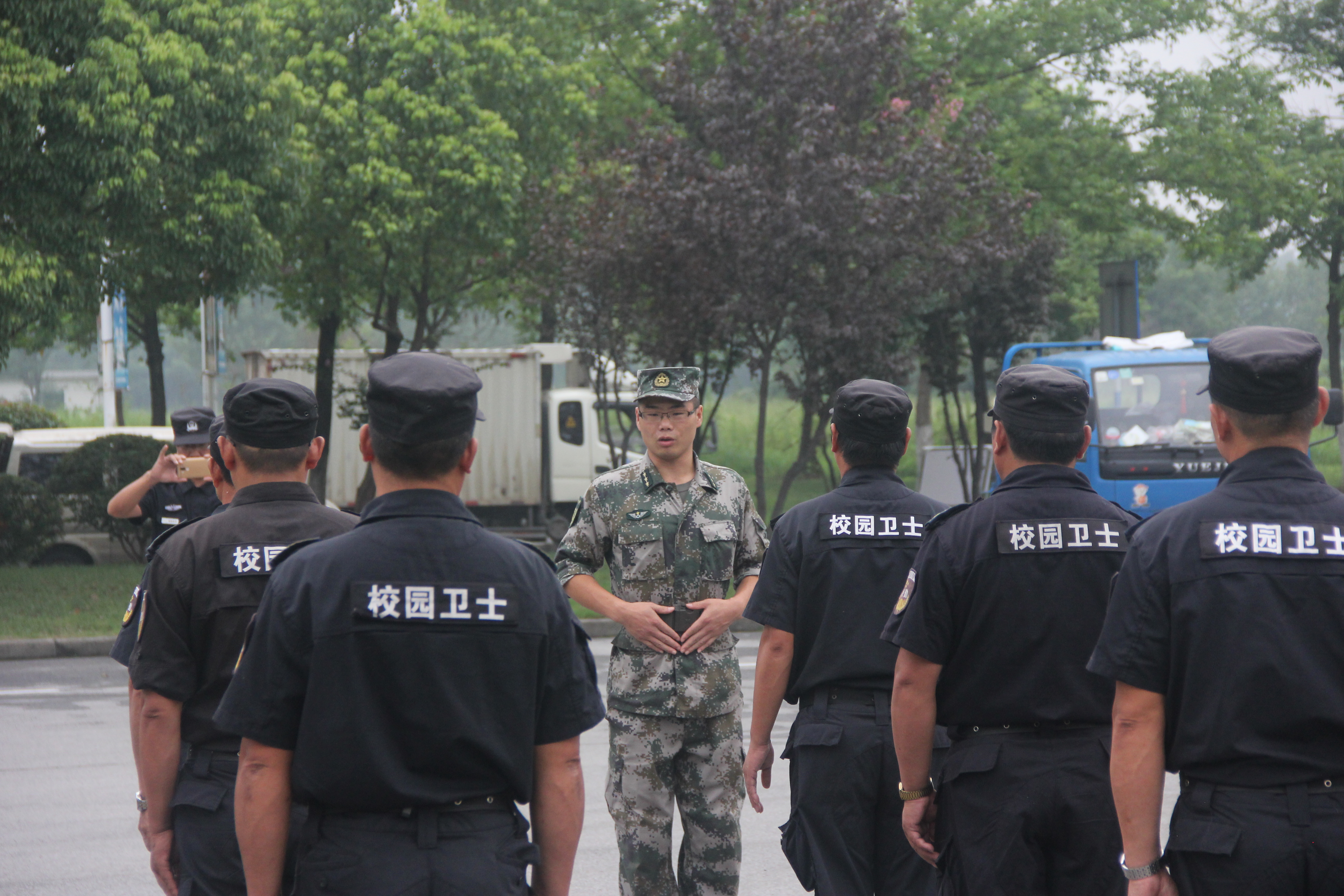 我校九龍湖校園保安隊伍接受軍事化訓練